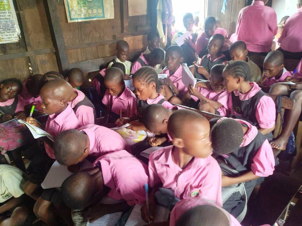 Children learning in the classroom - Makoko (Mananhelp)